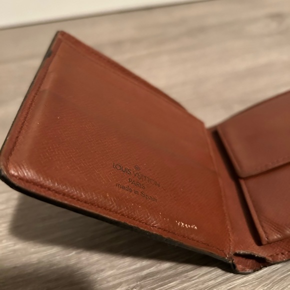 Louis Vuitton Men’s Monogram Bifold Wallet - Picture 4 of 12